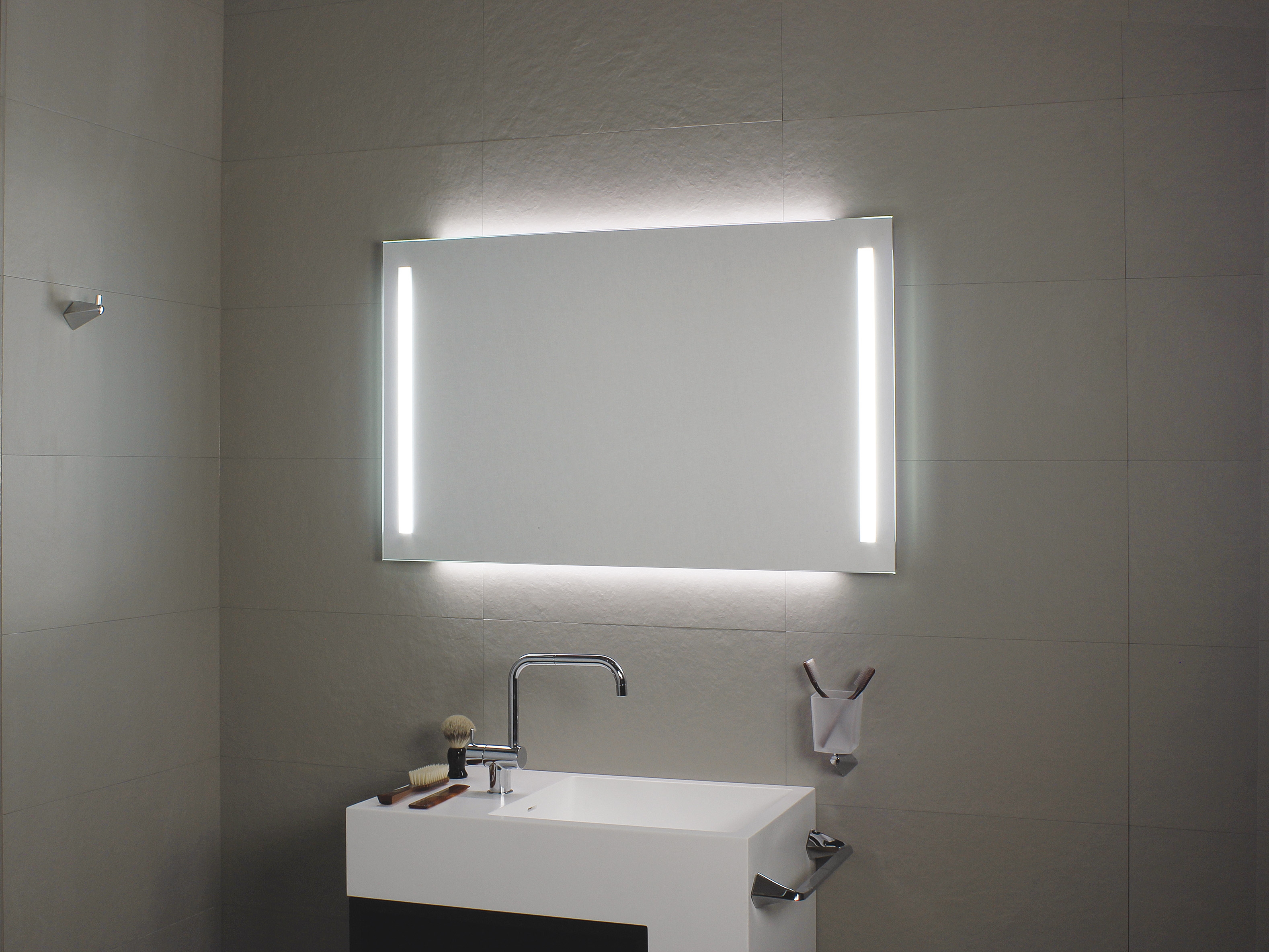 Miroir avec éclairage intégré pour salle de bain DUO LED Collection