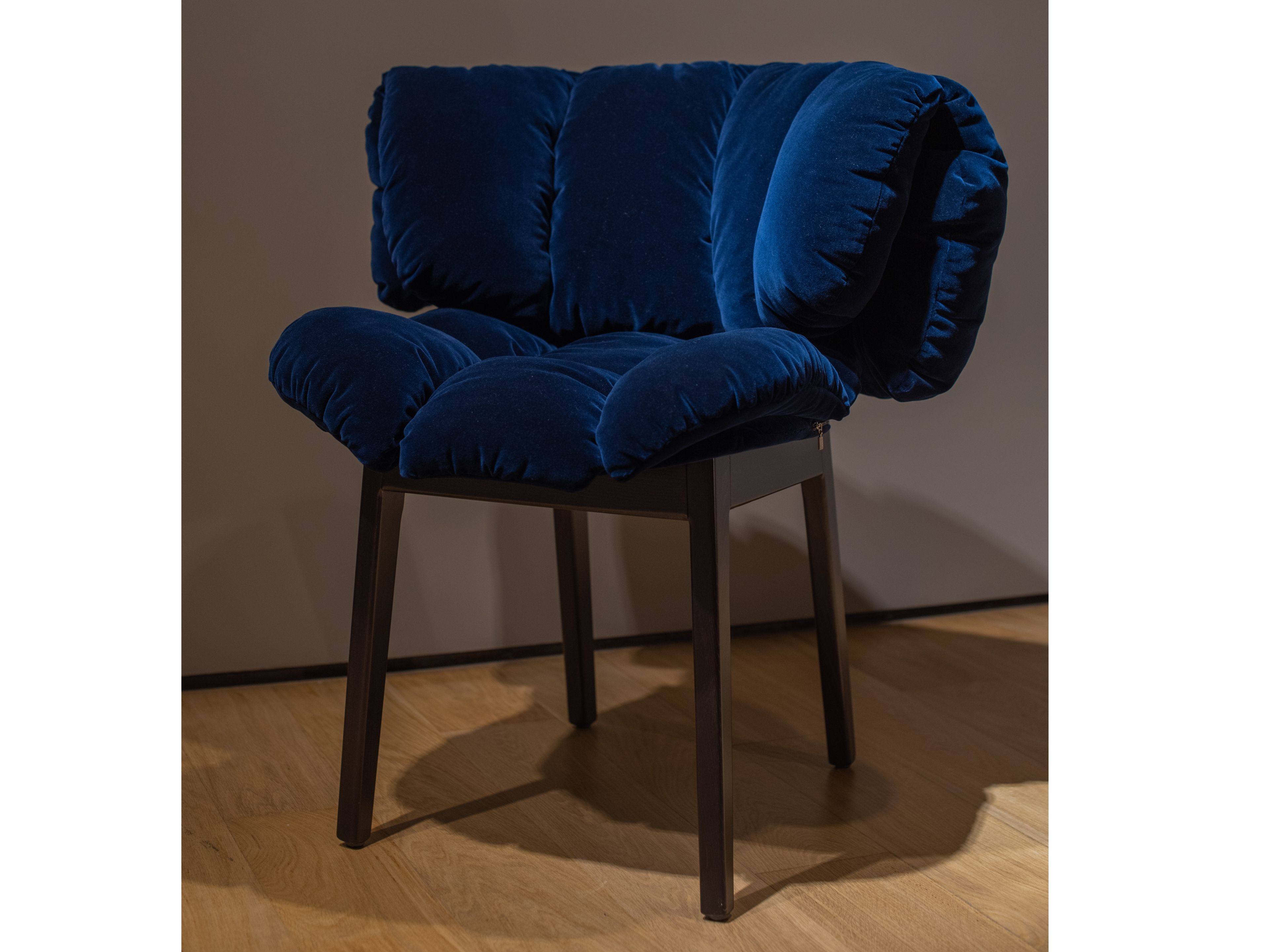 EDRA BLUE VELVET Upholstered chair with armrests By In Stock design