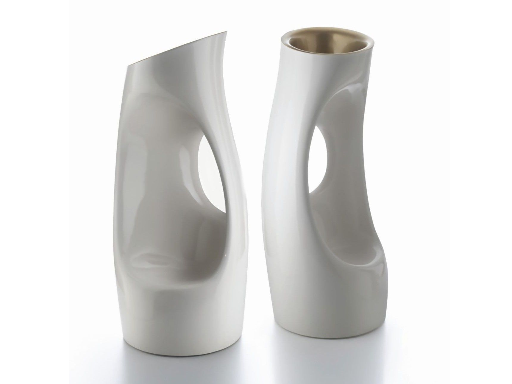 HOLLY ALL Polyethylene garden vase By Serralunga design Philippe