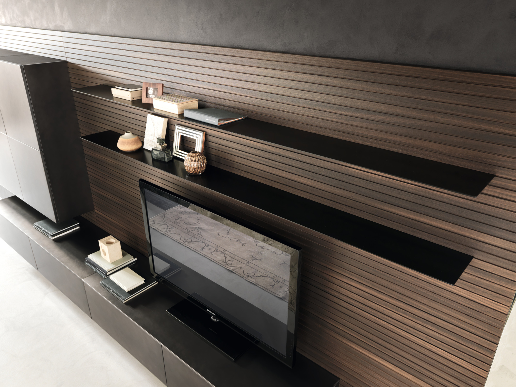 MOKA 01 | Storage wall Wall-mounted wooden TV wall system By Pedini