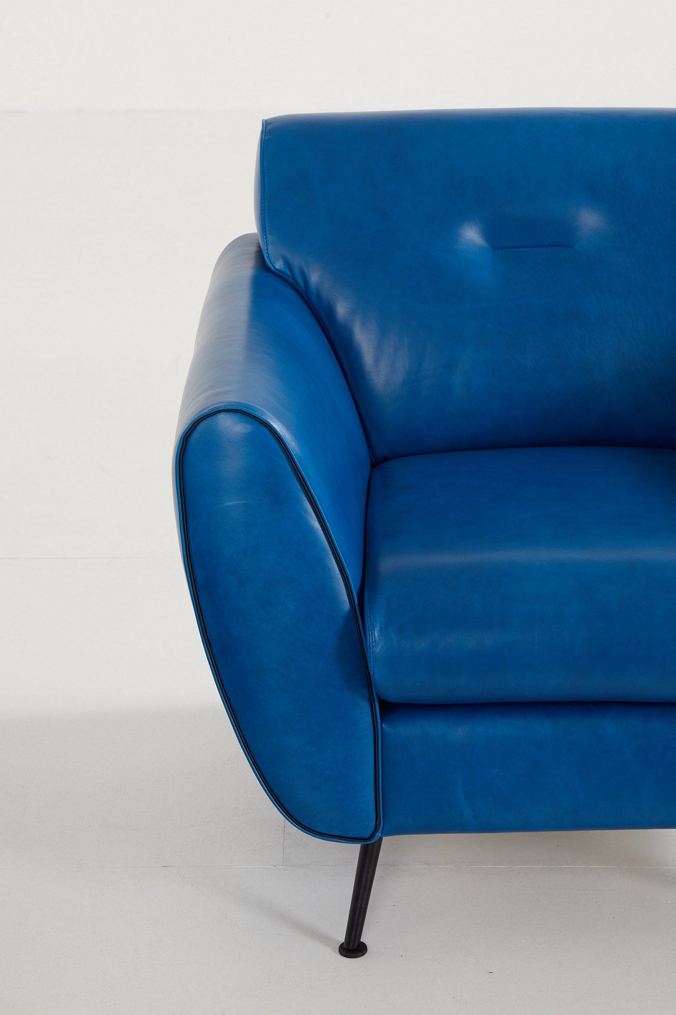 Leather armchair with armrests OLIVE Leather armchair Olive