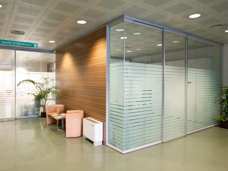 Parete mobile per ufficio by QUARTIERI LUIGI - Parete mobile in alluminio e vetro per ufficio - 4