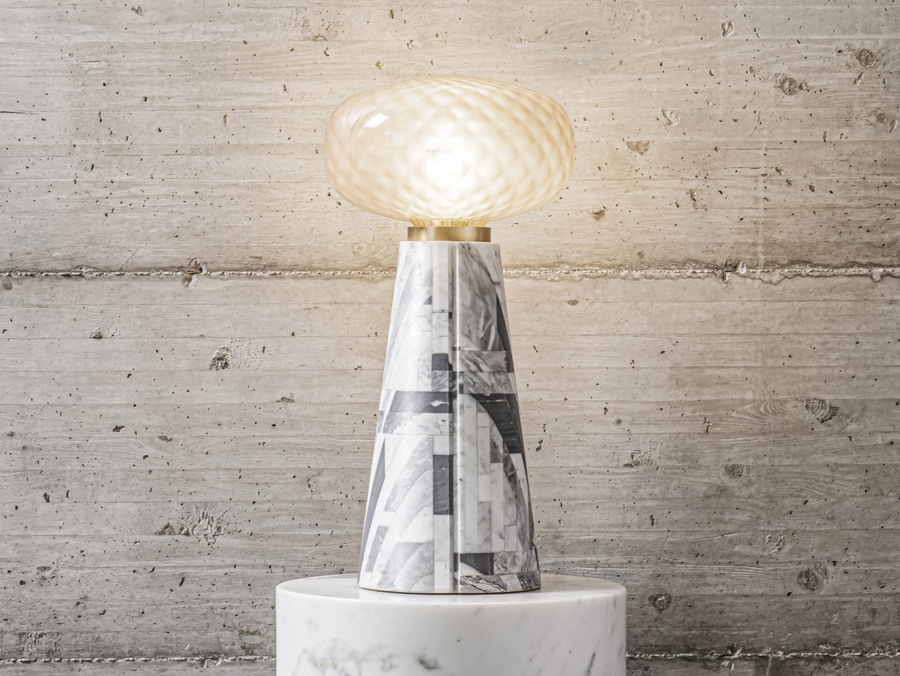 SEVEN BLOOMS by Stonethica - Lampada da terra in marmo di Carrara