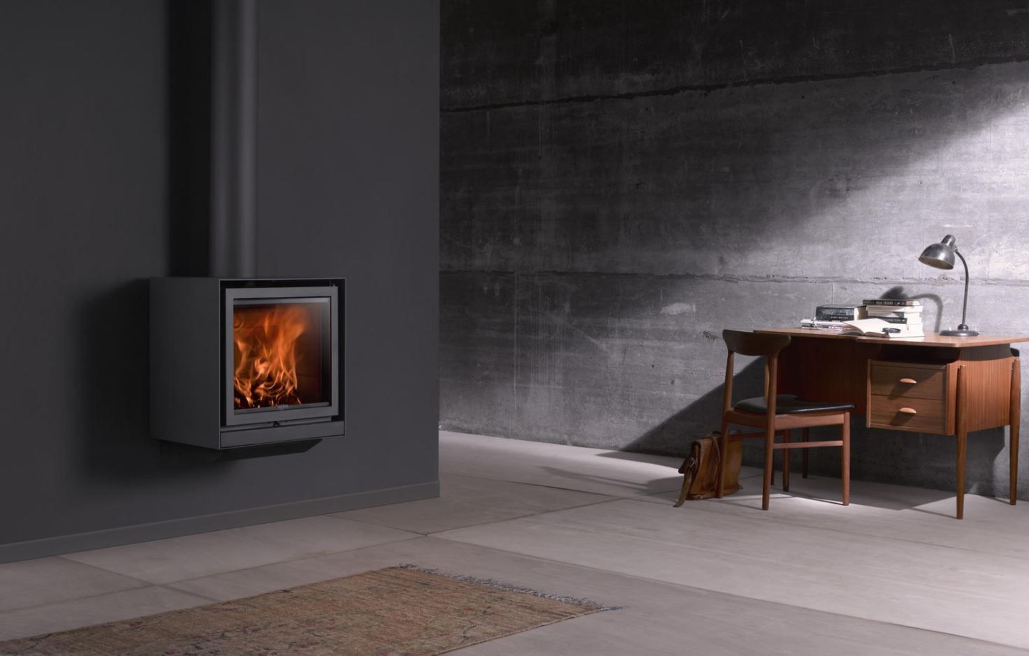 Woodburning hanging fireplace with panoramic glass STÛV 16UP Stûv 16